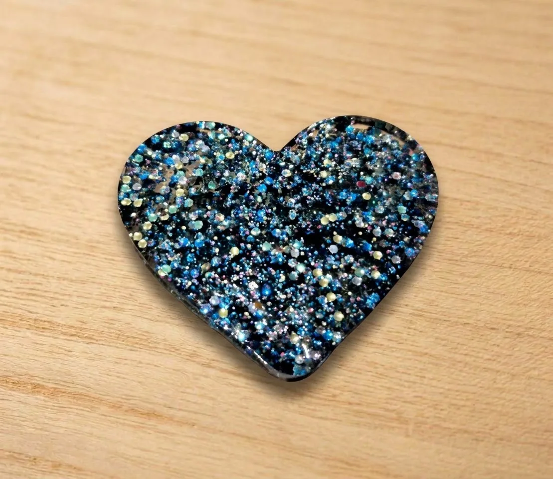Broche cœur en résine UV